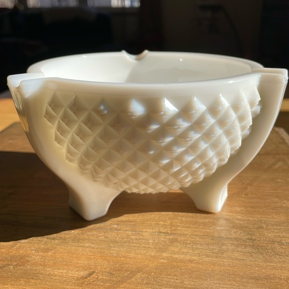 Other - 🌎Milk Glass Ash Tray Large Round Tri Footed  🌎(1G)